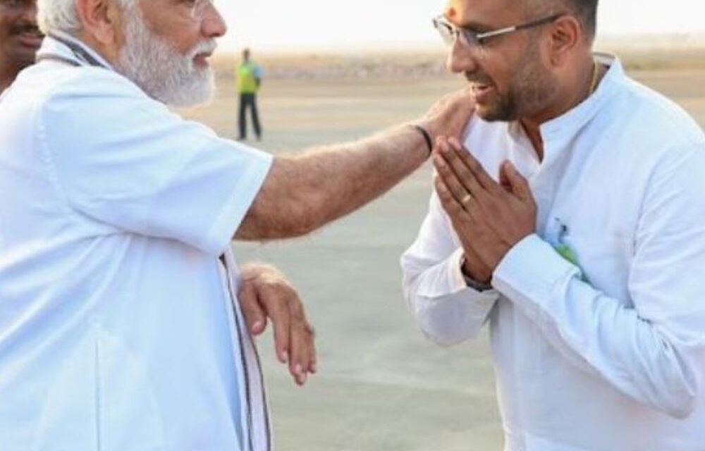 नवजात जुड़वा को देखने से पहले PM को रिसीव किया:मोदी ने कार्यकर्ता की फोटो शेयर कर लिखा