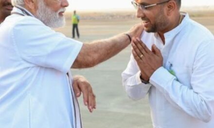 नवजात जुड़वा को देखने से पहले PM को रिसीव किया:मोदी ने कार्यकर्ता की फोटो शेयर कर लिखा