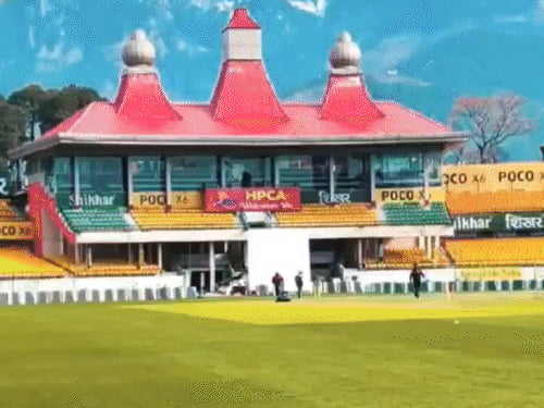 भारत-इंग्लैंड टेस्ट के चलते हवाई सफर 5 गुना महंगा:धर्मशाला-दिल्ली फ्लाइट के टिकट 20 से 36 हजार तक पहुंचे; रूटीन में 3700 का किराया