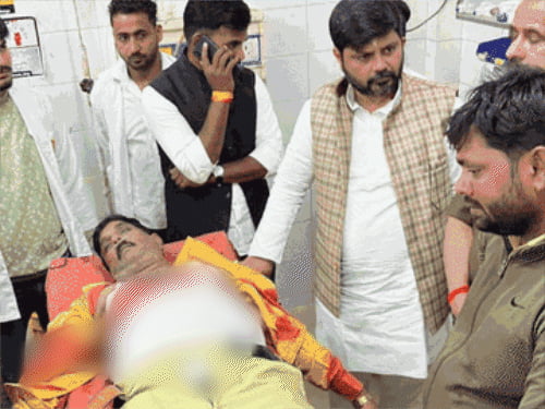 जौनपुर में भाजपा जिला मंत्री की दिनदहाड़े हत्या:क्रेटा कार से जा रहे थे, कार्ड देने के बहाने बदमाशों ने रोका; शीशा खोलते ही 6 गोली मारी