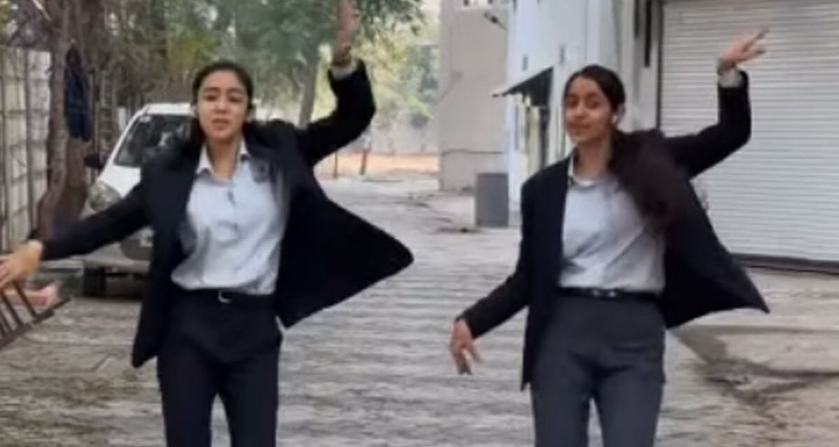 सूट बूट पहन पार्किंग में डांस करती नजर आईं कॉलेज की ये दो लड़कियां, बार-बार देखेंगे तीसरा वाला वीडियो