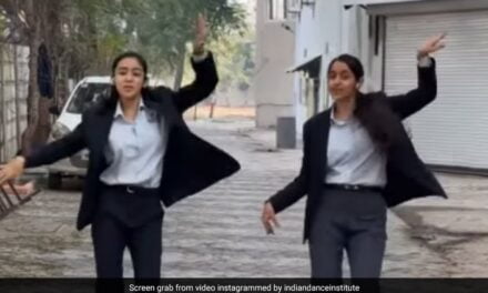 सूट बूट पहन पार्किंग में डांस करती नजर आईं कॉलेज की ये दो लड़कियां, बार-बार देखेंगे तीसरा वाला वीडियो
