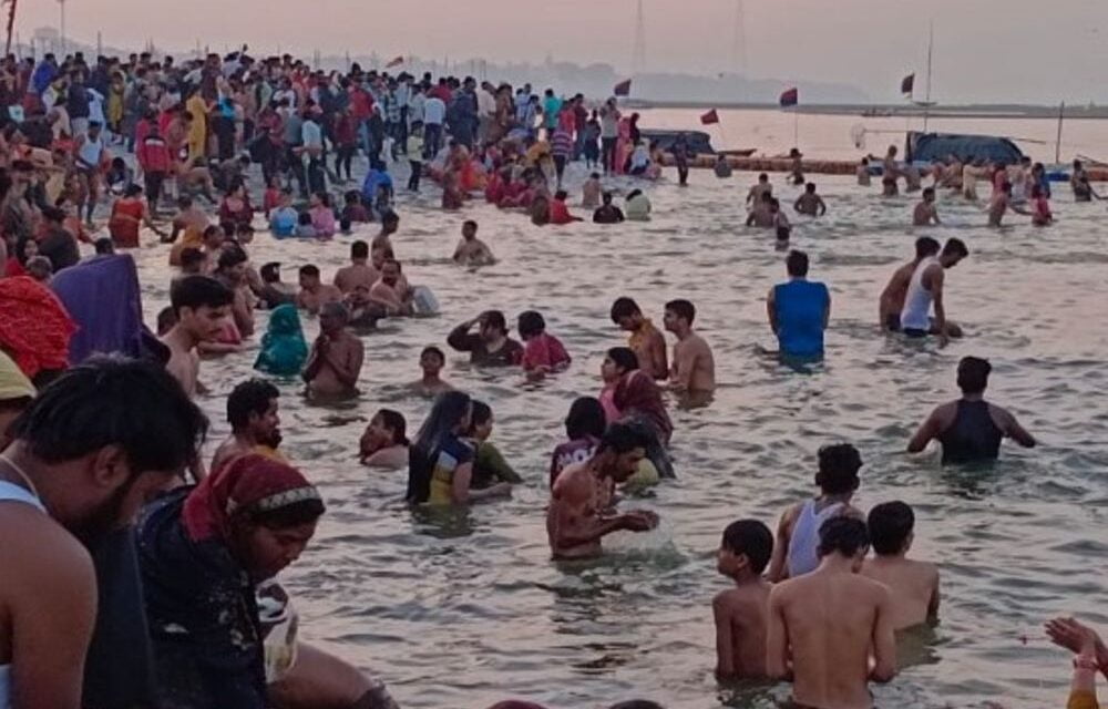 महाशिवरात्रि पर संगम में आस्था की डुबकी:माघ मेले के अंतिम स्नान पर्व पर करीब 10 लाख श्रद्धालुओं ने स्नान किया