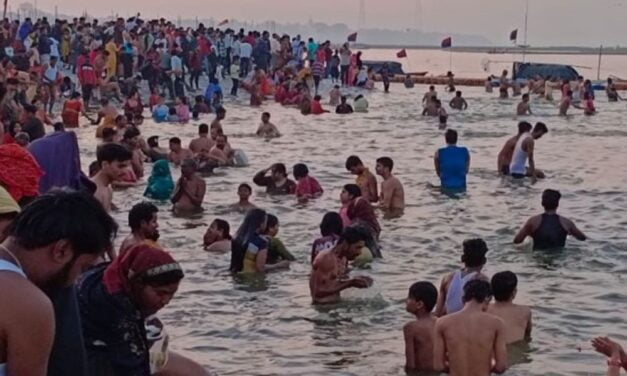 महाशिवरात्रि पर संगम में आस्था की डुबकी:माघ मेले के अंतिम स्नान पर्व पर करीब 10 लाख श्रद्धालुओं ने स्नान किया