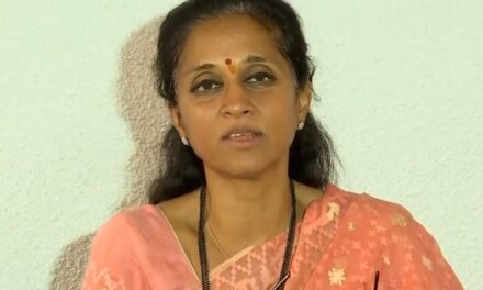 सुप्रिया सुले, सुनेत्रा पवार बारामती के मंदिर में मिले, एक-दूसरे को गले लगाया
