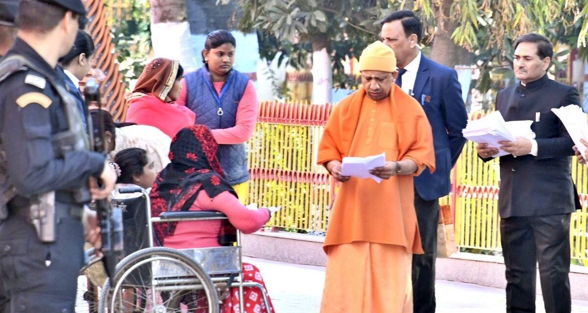 गोरखपुर में CM योगी का 'जनता दरबार', फरियाद सुनने के बाद अधिकारियों को दी चेतावनी