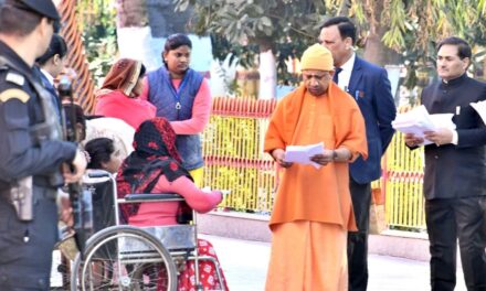 गोरखपुर में CM योगी का 'जनता दरबार', फरियाद सुनने के बाद अधिकारियों को दी चेतावनी