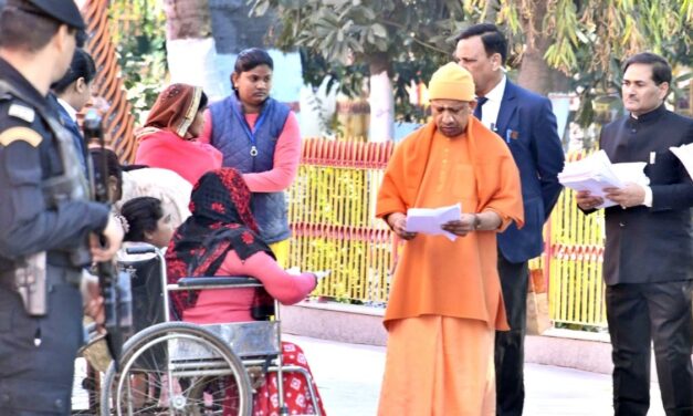 गोरखपुर में CM योगी का 'जनता दरबार', फरियाद सुनने के बाद अधिकारियों को दी चेतावनी