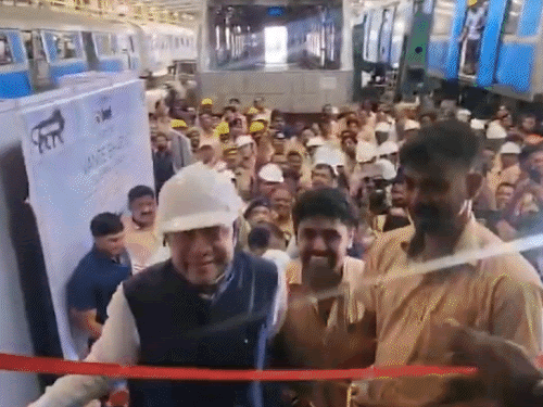 रेलमंत्री ने वंदेभारत स्लीपर की कारबॉडी का इनॉगरेशन किया:इसमें बर्थ के बीच एक्स्ट्रा हाईट रहेगी; वायरस कंट्रोल करने वाला मैकेनिज्म भी होगा