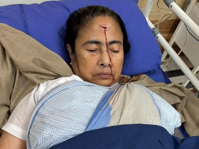 चोट के बाद अब ममता बनर्जी का स्वास्थ्य स्थिर, पीएम मोदी को कहा