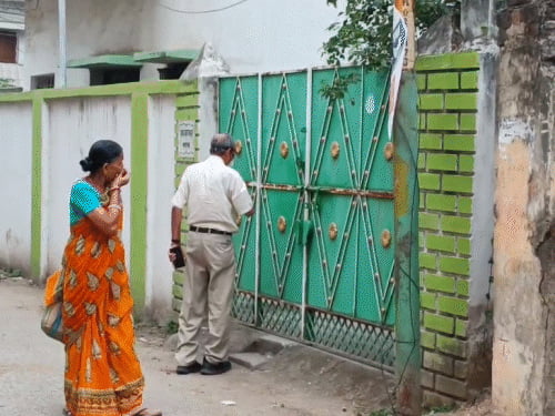 मां का शव बेटे ने 4 दिन घर में रखा:डॉक्टरों ने कहा-मर गई है, फिर खुद करने लगा इलाज, दुर्गंध फैली तो पड़ोसियों ने पुलिस बुलाई