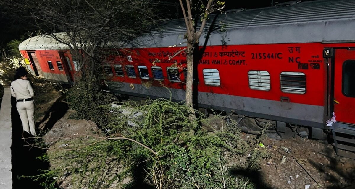 साबरमती एक्स. और मालगाड़ी के बीच टक्कर, एक ही ट्रैक पर आ गई दोनों ट्रेन…