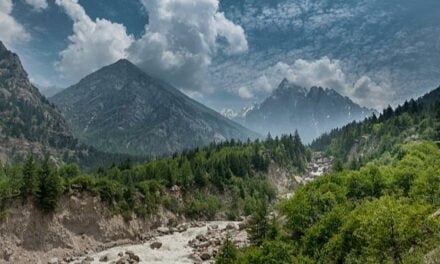 स्वर्ग से कम नहीं है हिमाचल की ये खूबसूरत घाटी, मन मोह लेंगे पहाड़ से गिरते झरने