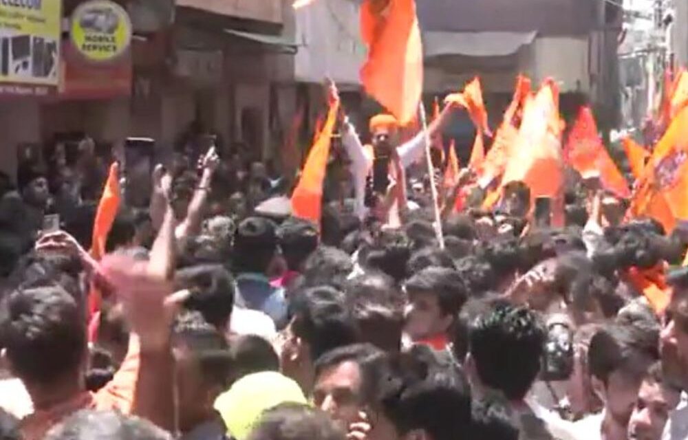 बेंगलुरु में धार्मिक विवाद के बाद सड़कों पर उतरे लोग:अजान के वक्त दुकानदार हनुमान चालीसा बजा रहा था, मुस्लिम युवकों ने मारपीट की