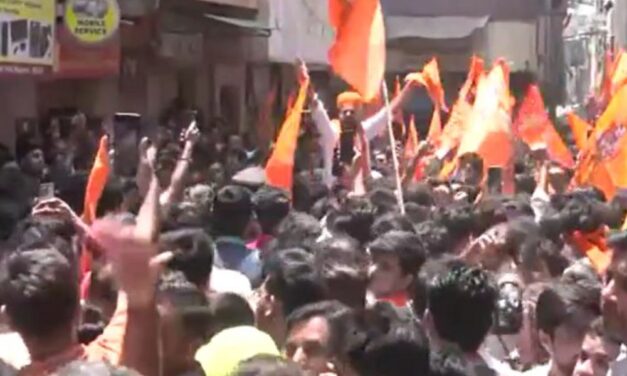 बेंगलुरु में धार्मिक विवाद के बाद सड़कों पर उतरे लोग:अजान के वक्त दुकानदार हनुमान चालीसा बजा रहा था, मुस्लिम युवकों ने मारपीट की
