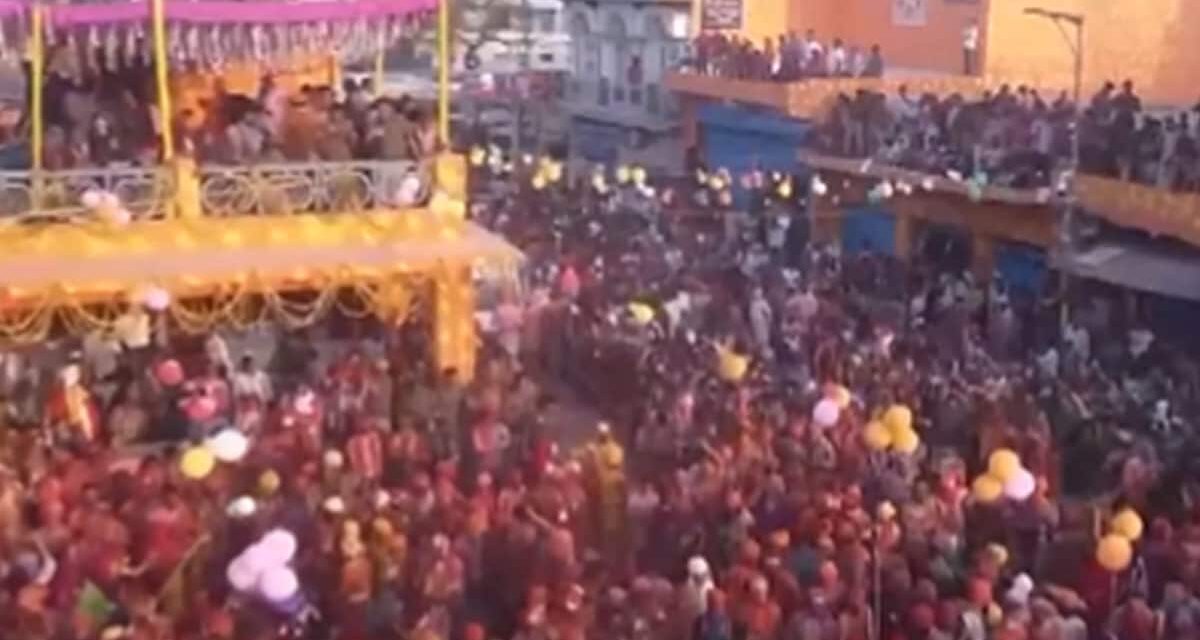 VIDEO: श्रीकृष्ण के नंदगांव में लट्ठमार होली में उमड़ी भीड़, देश विदेश से पहुंचे हजारों श्रद्धालु