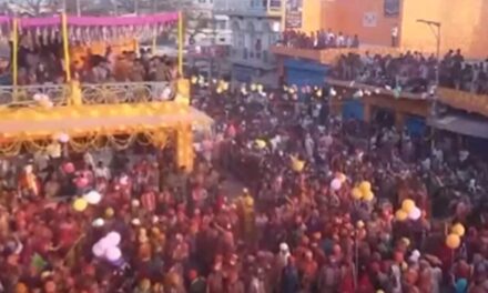 VIDEO: श्रीकृष्ण के नंदगांव में लट्ठमार होली में उमड़ी भीड़, देश विदेश से पहुंचे हजारों श्रद्धालु