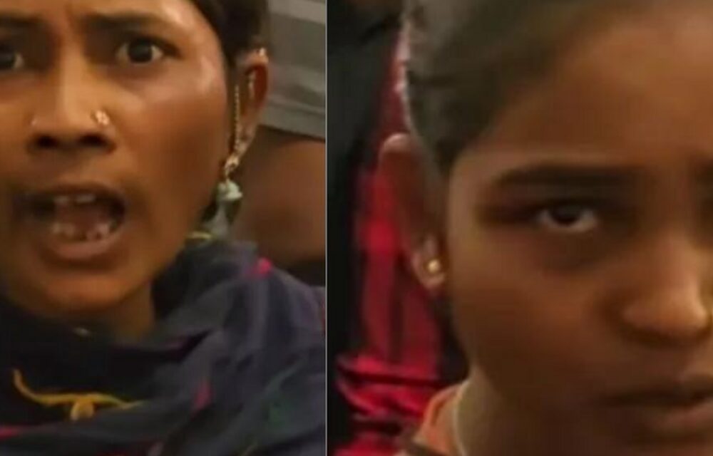 दिल्ली मेट्रो में चोरी का लाइव VIDEO:चोरी करते हुए पकड़ी गई महिलाएं; लोगों ने की पिटाई