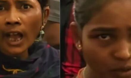 दिल्ली मेट्रो में चोरी का लाइव VIDEO:चोरी करते हुए पकड़ी गई महिलाएं; लोगों ने की पिटाई