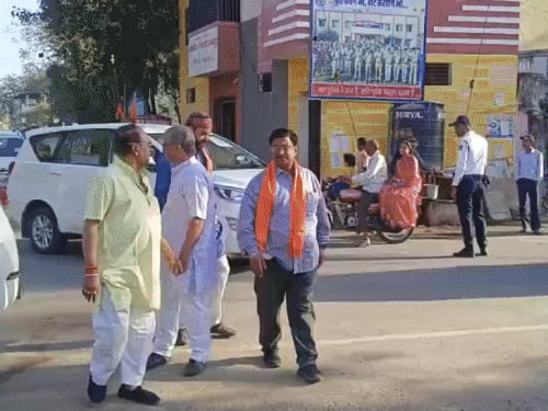 भोजशाला का सर्वे करने पहुंची ASI की टीम:हिंदू और मुस्लिम पक्ष के प्रतिनिधि भी पहुंचे; पर्यटकों के प्रवेश पर रोक