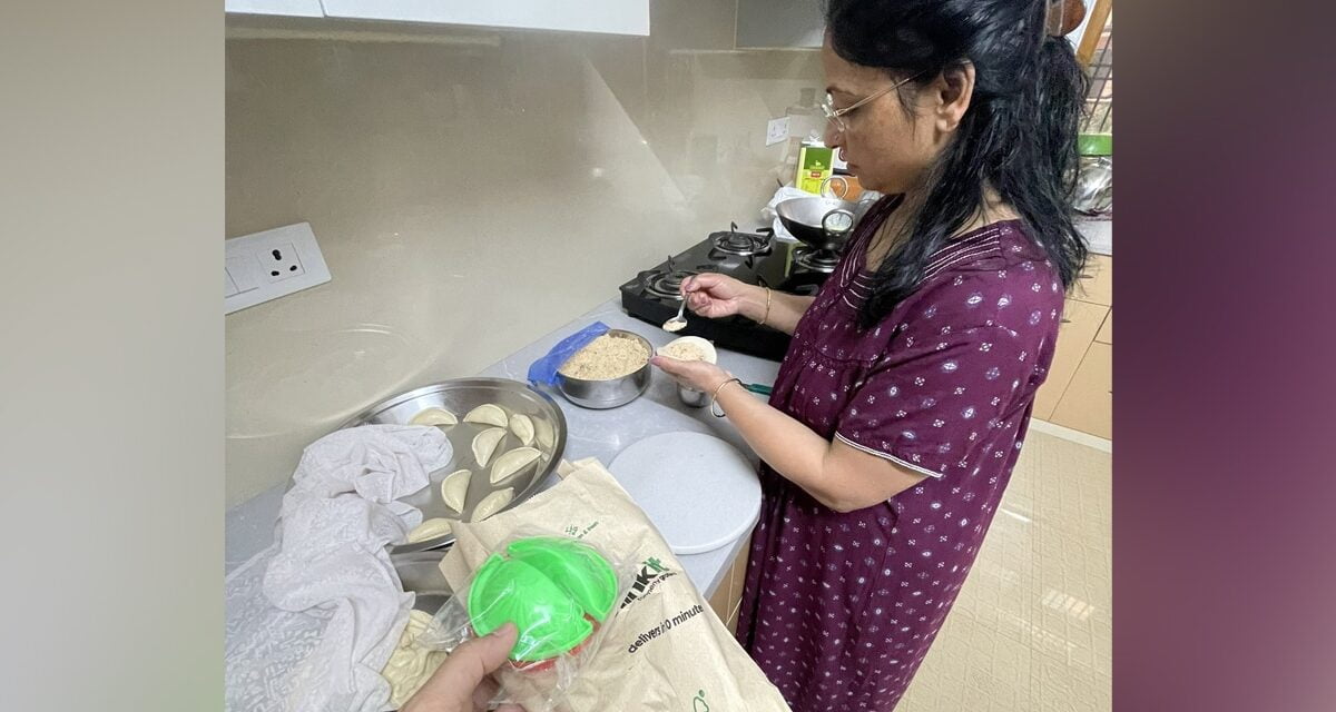 शख्स ने ऑलनाइन मंगाया गुझिया बनाने का सांचा, Blinkit ने 3 मिनट में ही घर पर पहुंचा दिया, पोस्ट वायरल