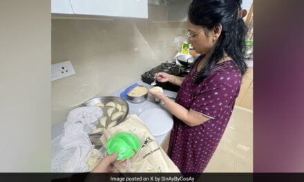 शख्स ने ऑलनाइन मंगाया गुझिया बनाने का सांचा, Blinkit ने 3 मिनट में ही घर पर पहुंचा दिया, पोस्ट वायरल