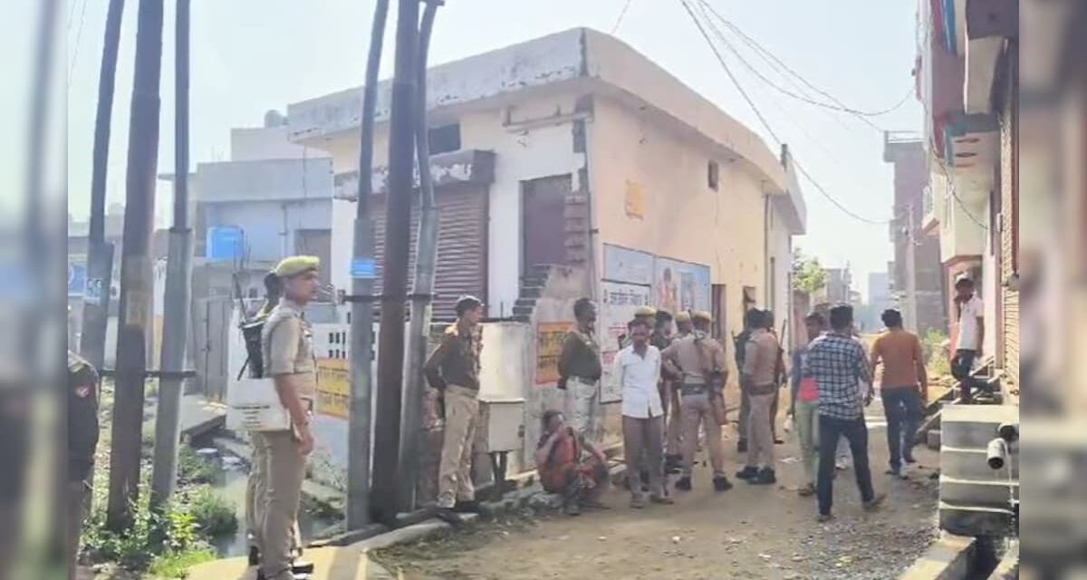 बदायूं डबल मर्डर केस: अभी तक नहीं हुआ हत्या की वजह का खुलासा, नाराज पिता ने बाइक को लगाई आग