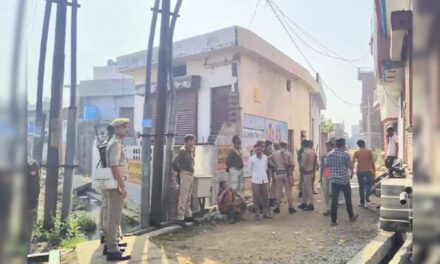 बदायूं डबल मर्डर केस: अभी तक नहीं हुआ हत्‍या की वजह का खुलासा, नाराज पिता ने बाइक को लगाई आग