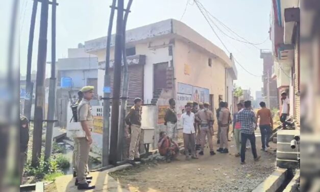 बदायूं डबल मर्डर केस: अभी तक नहीं हुआ हत्‍या की वजह का खुलासा, नाराज पिता ने बाइक को लगाई आग
