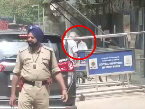 केजरीवाल के मंत्री गहलोत ED दफ्तर पहुंचे:शराब घोटाले में पूछताछ के लिए एजेंसी ने समन भेजा था, पॉलिसी बनाने वाली टीम में थे