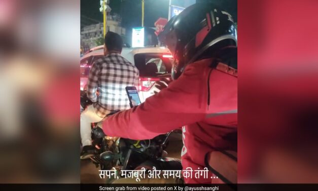 ट्रैफिक के बीच बाइक पर UPSC की पढ़ाई करता दिखा Zomato Delivery Boy, यूजर्स बोले