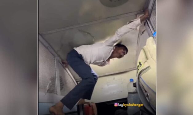 ट्रेन में थी खचाखच भीड़, शख्स ने टॉयलेट तक जाने के लिए किया ऐसा जुगाड़, लोग बोले