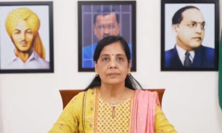 केजरीवाल की भगत सिंह-अंबेडकर के साथ तस्वीर, विवाद बढ़ा:बीजेपी ने इसे अफसोसजनक बताया; आतिशी बोलीं