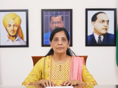 केजरीवाल की भगत सिंह-अंबेडकर के साथ तस्वीर, विवाद बढ़ा:बीजेपी ने इसे अफसोसजनक बताया; आतिशी बोलीं