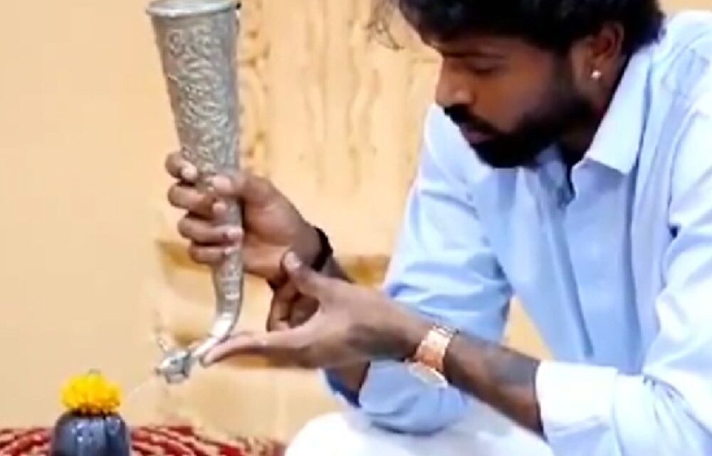 MI कैप्टन हार्दिक पांड्या ने सोमनाथ मंदिर में की पूजा:भगवान शिव का दूध-दही से अभिषेक किया