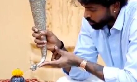 MI कैप्टन हार्दिक पांड्या ने सोमनाथ मंदिर में की पूजा:भगवान शिव का दूध-दही से अभिषेक किया