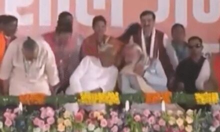 तेजस्वी बोले-नीतीश कुमार ने PM मोदी के पैर छुए:इतने अनुभवी CM ने भरे मंच पर ऐसा किया, शर्मिंदगी हुई; अटल-आडवाणी वाली BJP अलग थी