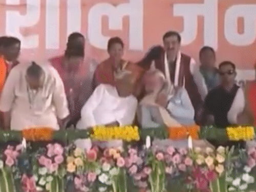 तेजस्वी बोले-नीतीश कुमार ने PM मोदी के पैर छुए:इतने अनुभवी CM ने भरे मंच पर ऐसा किया, शर्मिंदगी हुई; अटल-आडवाणी वाली BJP अलग थी