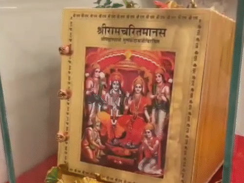 राम मंदिर में स्थापित हुई डेढ़ क्विंटल की रामचरितमानस:पेज-1000, कीमत
