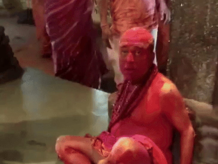 महाकाल के गर्भगृह में झुलसे सेवक की मौत:मुंबई में 16 दिन बाद दम तोड़ा; धुलेंडी पर गुलाल से लगी आग में 14 लोग झुलसे थे