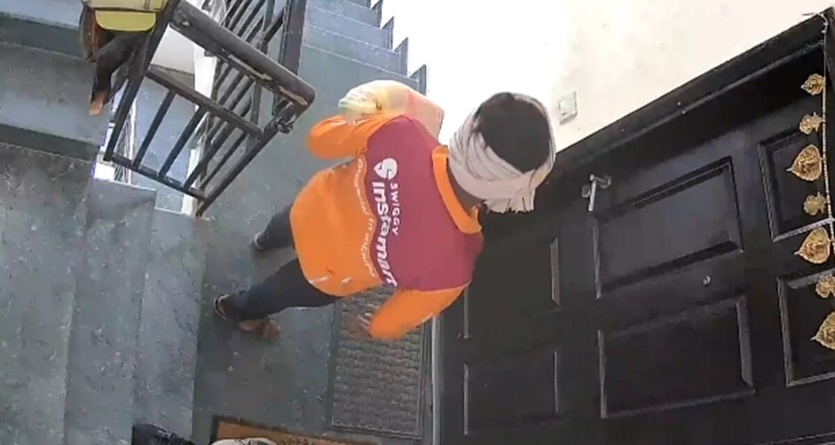 Swiggy का डिलीवरी ब्वॉय का कारनामा CCTV में कैद, दरवाजे पर की ऐसी हरकत, VIDEO