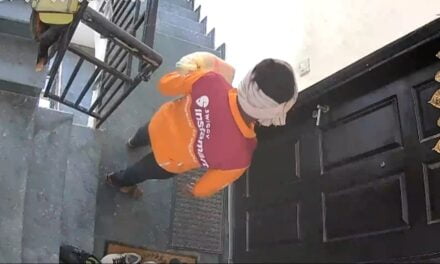 Swiggy का डिलीवरी ब्वॉय का कारनामा CCTV में कैद, दरवाजे पर की ऐसी हरकत, VIDEO