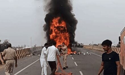 दंपती और उनकी दो बेटियों समेत 7 लोग जिंदा जले:चलते ट्रक में कार घुसी, दोनों में आग लगी; सालासर बालाजी के दर्शन कर लौट रहे थे