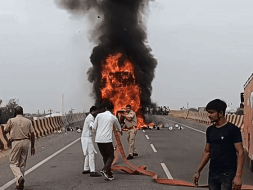 दंपती और उनकी दो बेटियों समेत 7 लोग जिंदा जले:चलते ट्रक में कार घुसी, दोनों में आग लगी; सालासर बालाजी के दर्शन कर लौट रहे थे