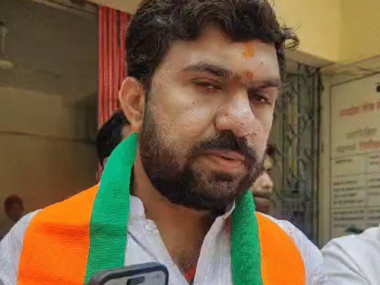 पूर्व सीएम कमलनाथ के बंगले पर पहुंची पुलिस:भाजपा प्रत्याशी की शिकायत पर कमलनाथ के पीए पर केस; फर्जी VIDEO वायरल करने का आरोप