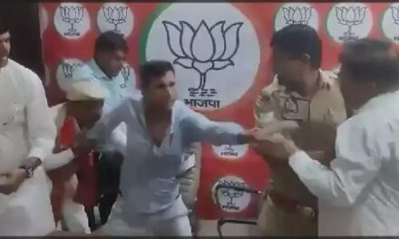 यूपी: मंत्री के सामने ही प्रेस कॉन्फ्रेंस में भाजपा नेताओं के बीच जमकर मारपीट, जिलाध्यक्ष देखते रहे, देखें VIDEO
