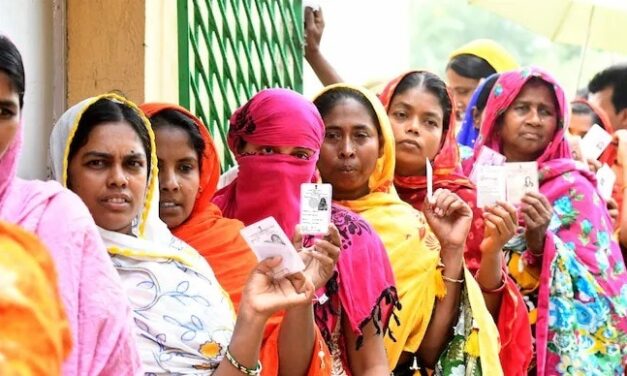 मुजफ्फरनगर, पीलीभीत, रामपुर समेत यूपी की 8 सीटों पर 80 उम्मीदवार, वोटिंग के लिए लगीं लाइनें
