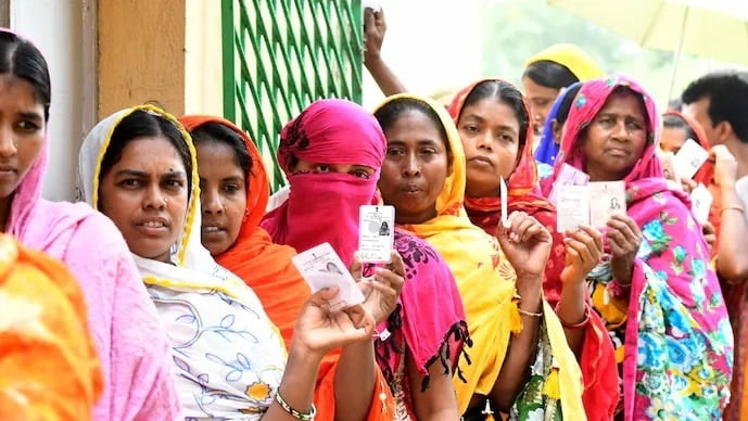 मुजफ्फरनगर, पीलीभीत, रामपुर समेत यूपी की 8 सीटों पर 80 उम्मीदवार, वोटिंग के लिए लगीं लाइनें