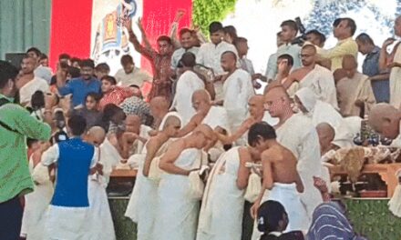 अहमदाबाद में एक साथ 35 लोग संन्यासी बने:दीक्षा लेने दिग्गज कारोबारी ने 500 करोड़ दान किए, 18 साल से कम उम्र के 10 बच्चे भी शामिल