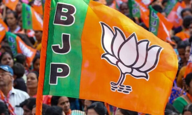 चुनाव लड़े बिना सूरत में जीती BJP, कांग्रेस उम्मीदवार का नामांकन रद्द